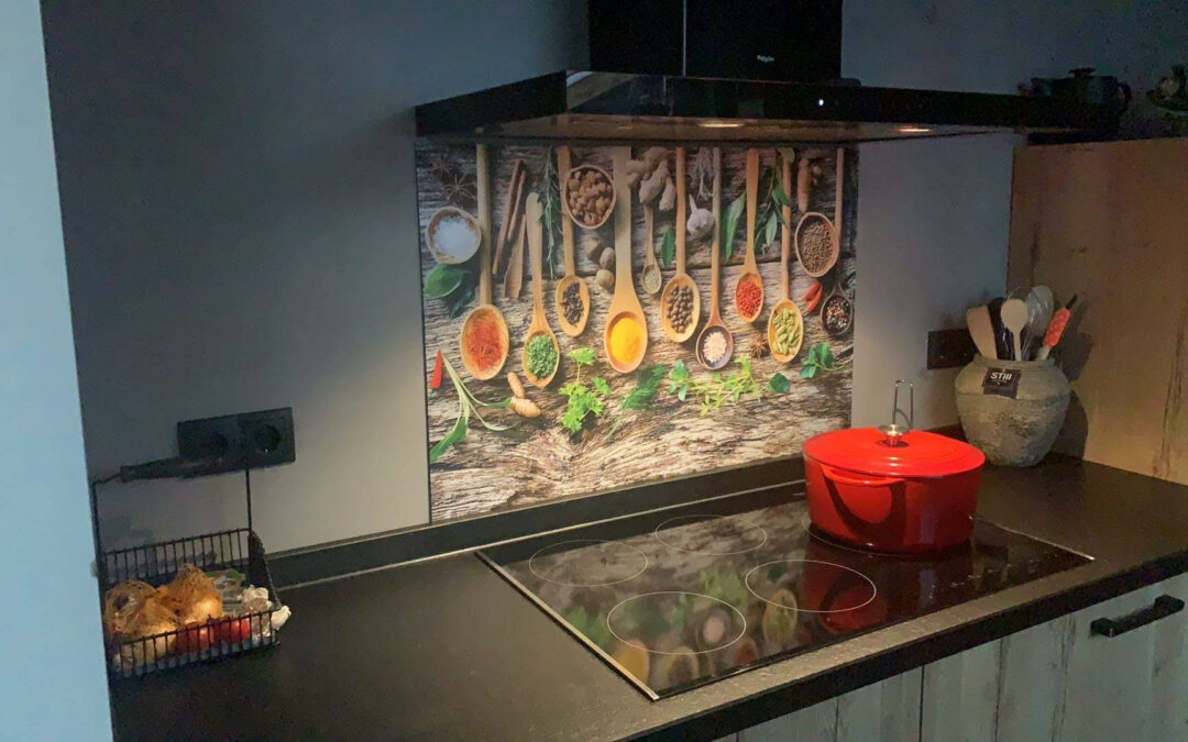 Spatwand met lepels en kruiden op hout