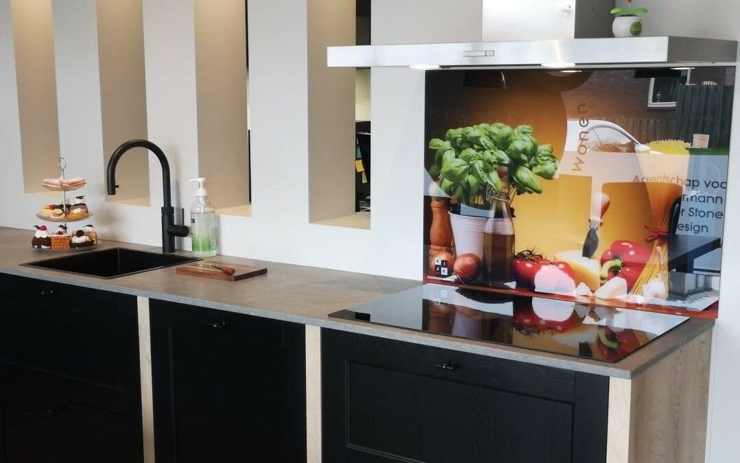 Een van onze spatscherm in de keukenshowroom