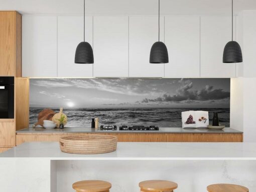 keukenspatplaat met strand, zon en wolken in zwart-wit