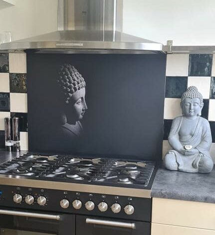 backsplash met buddha in zwart-wit
