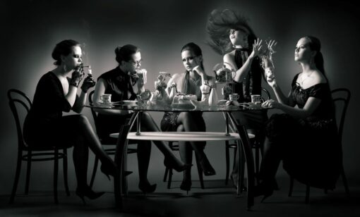 zwart-wit keukenachterwand met vijf dames aan tafel