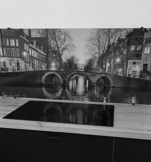 Kunstinjekeuken_keukenachterwand_spatscherm_Amsterdam brug Herengracht zwart-wit