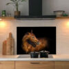 Kunstinjkeuken_keukenachterwand_spatscherm_bruinpaard_keukenachtergrond