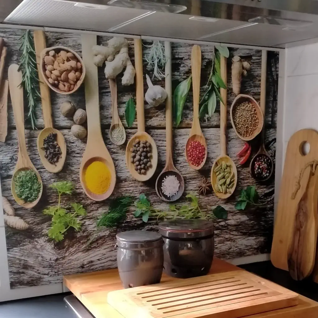 Achterwand met lepels op hout