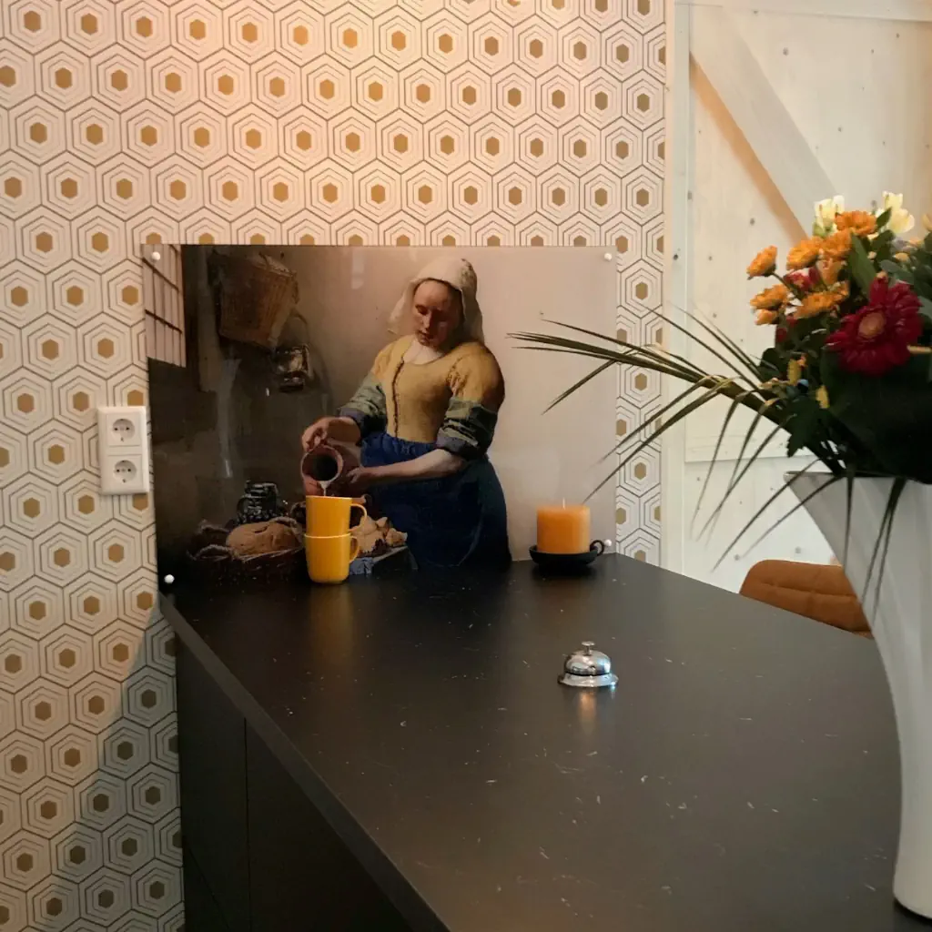 Als je spatplaat met Melkmeisje de kopjes vult