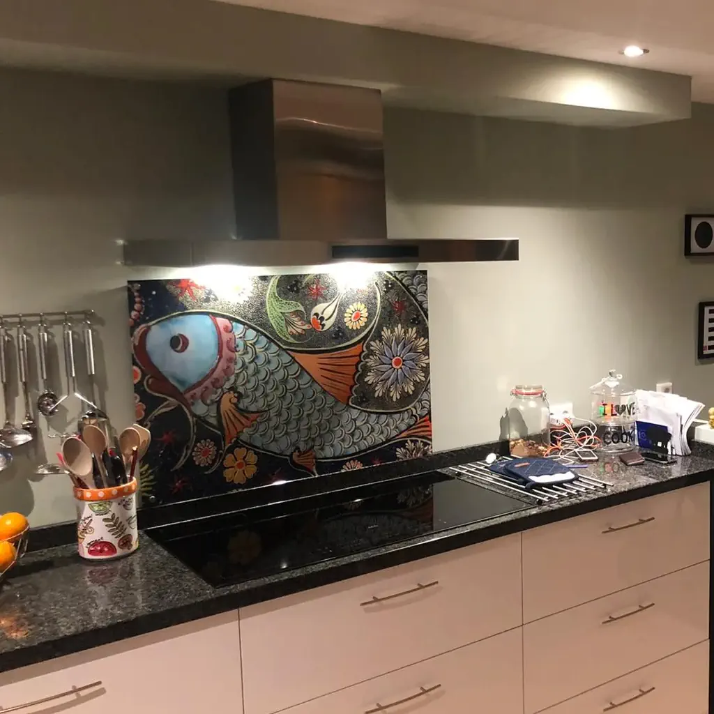 Backsplash met geglasverfde vis
