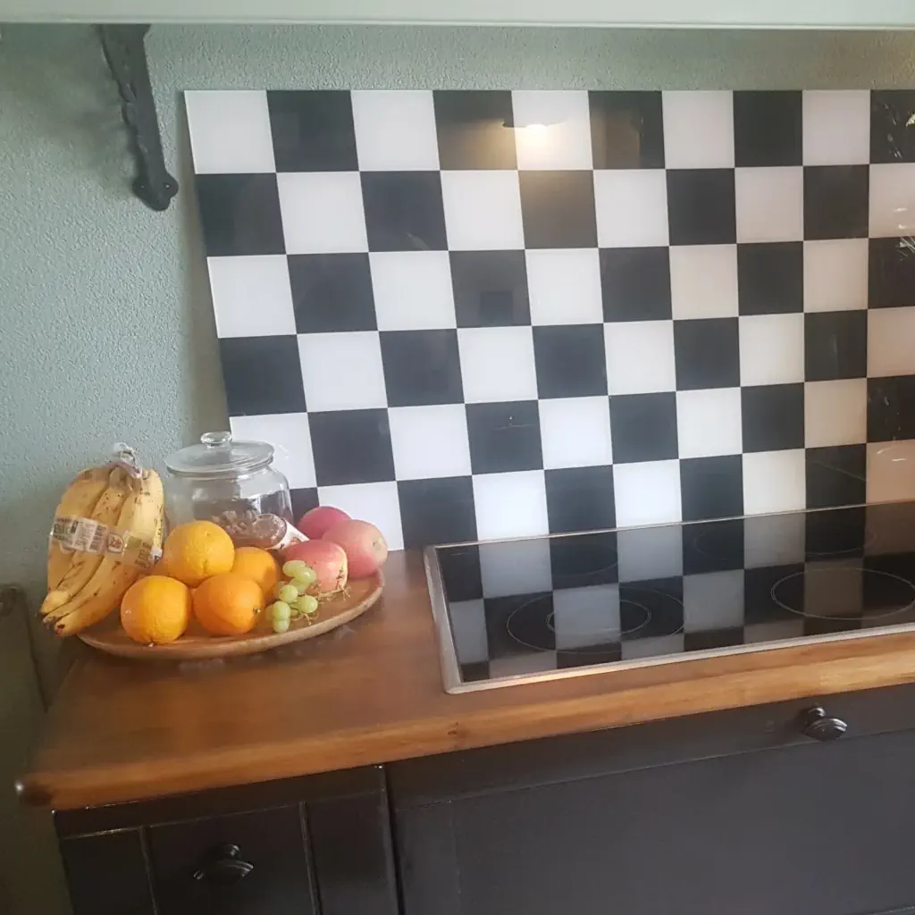 Backsplash met klassieke zwart wit ruitjes