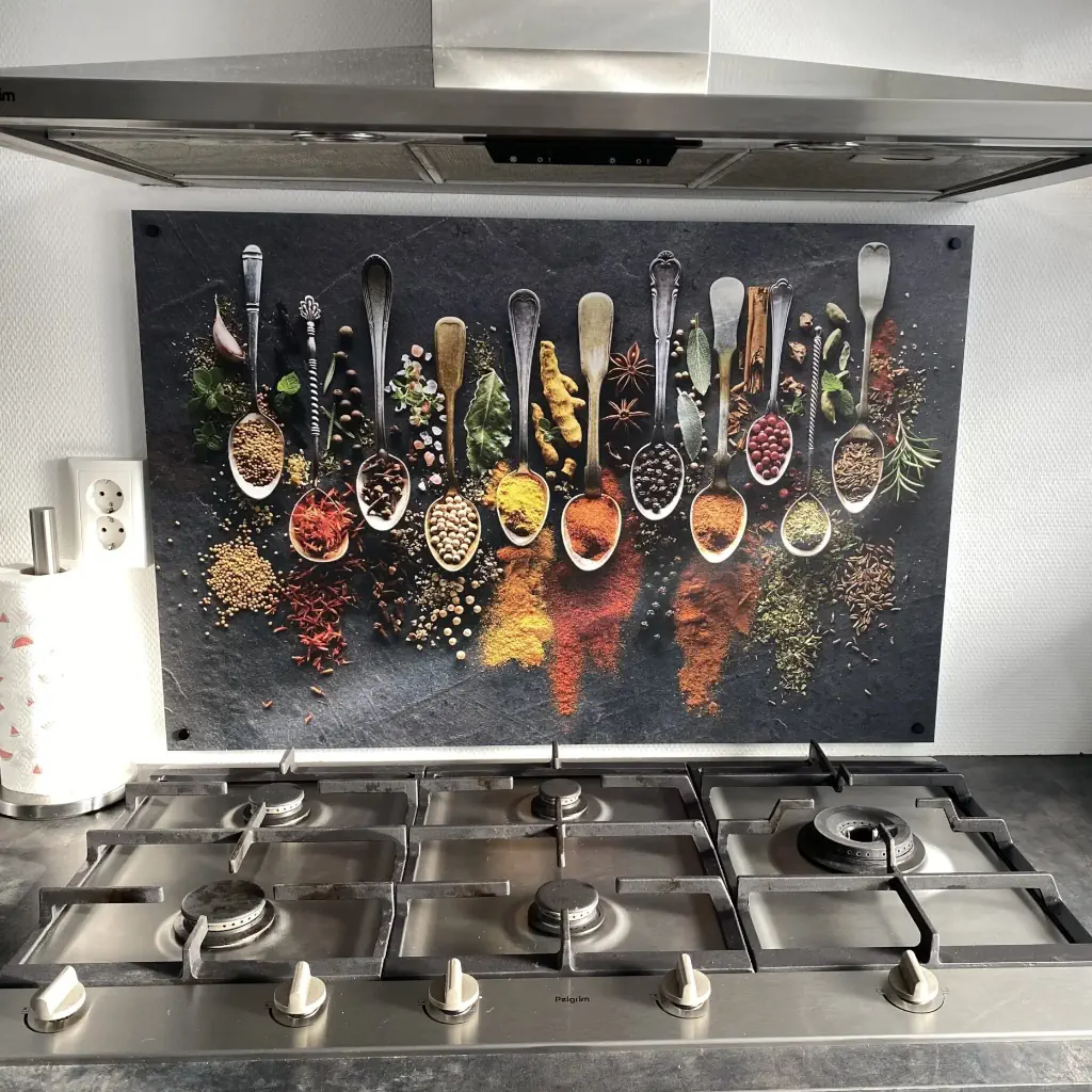 Backsplash met lepels op leisteen