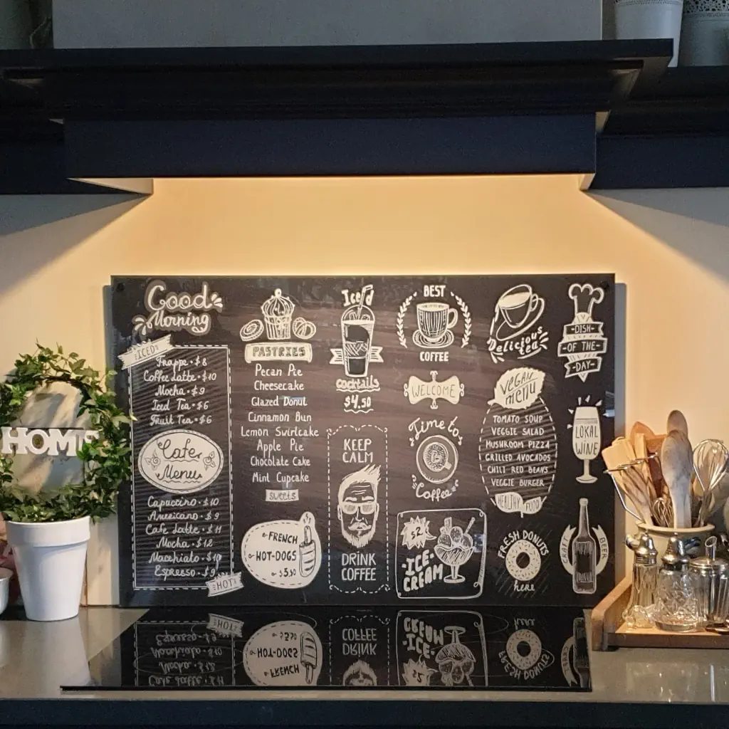 Backsplash met menu op krijtbord
