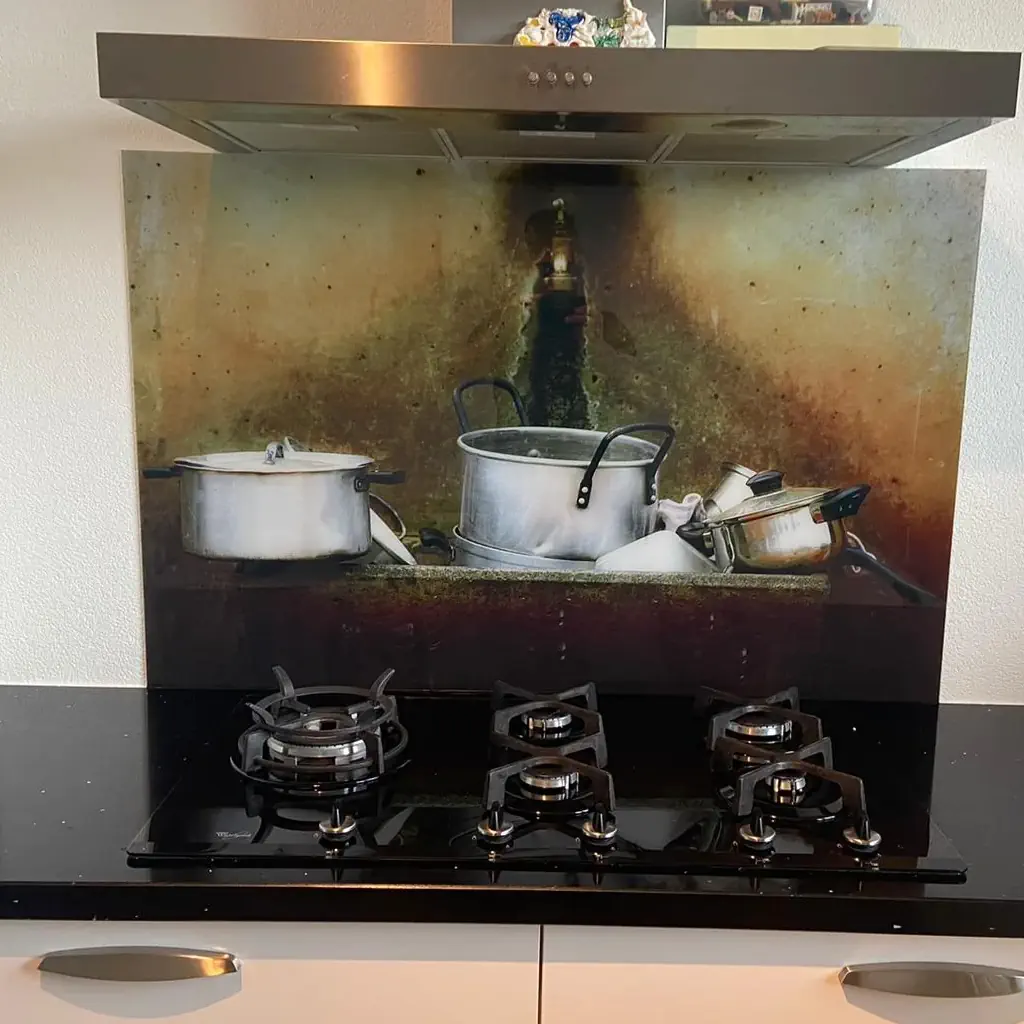 Backsplash met pannen