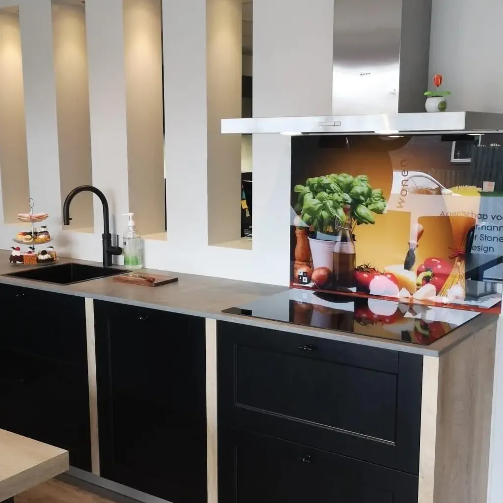 Een van onze spatscherm in de keukenshowroom