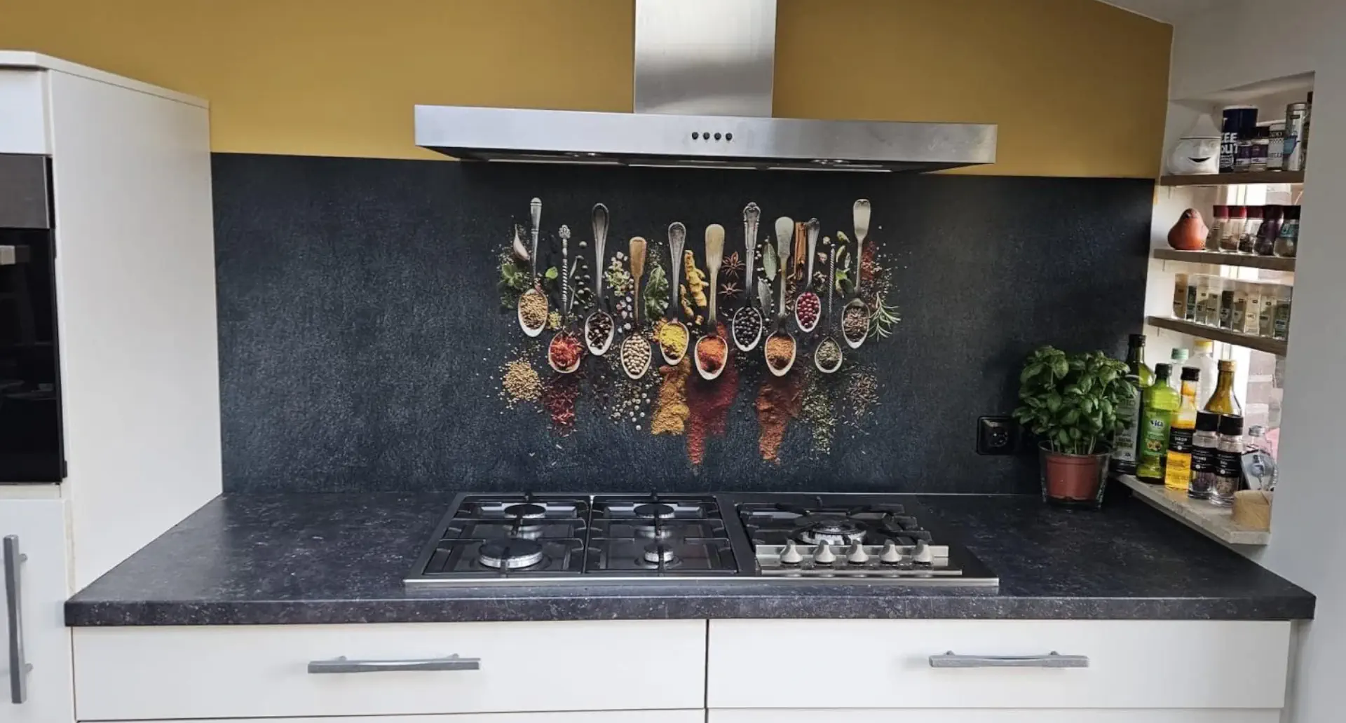 Kan ik een achterwand in mijn keuken over tegels heen plaatsen