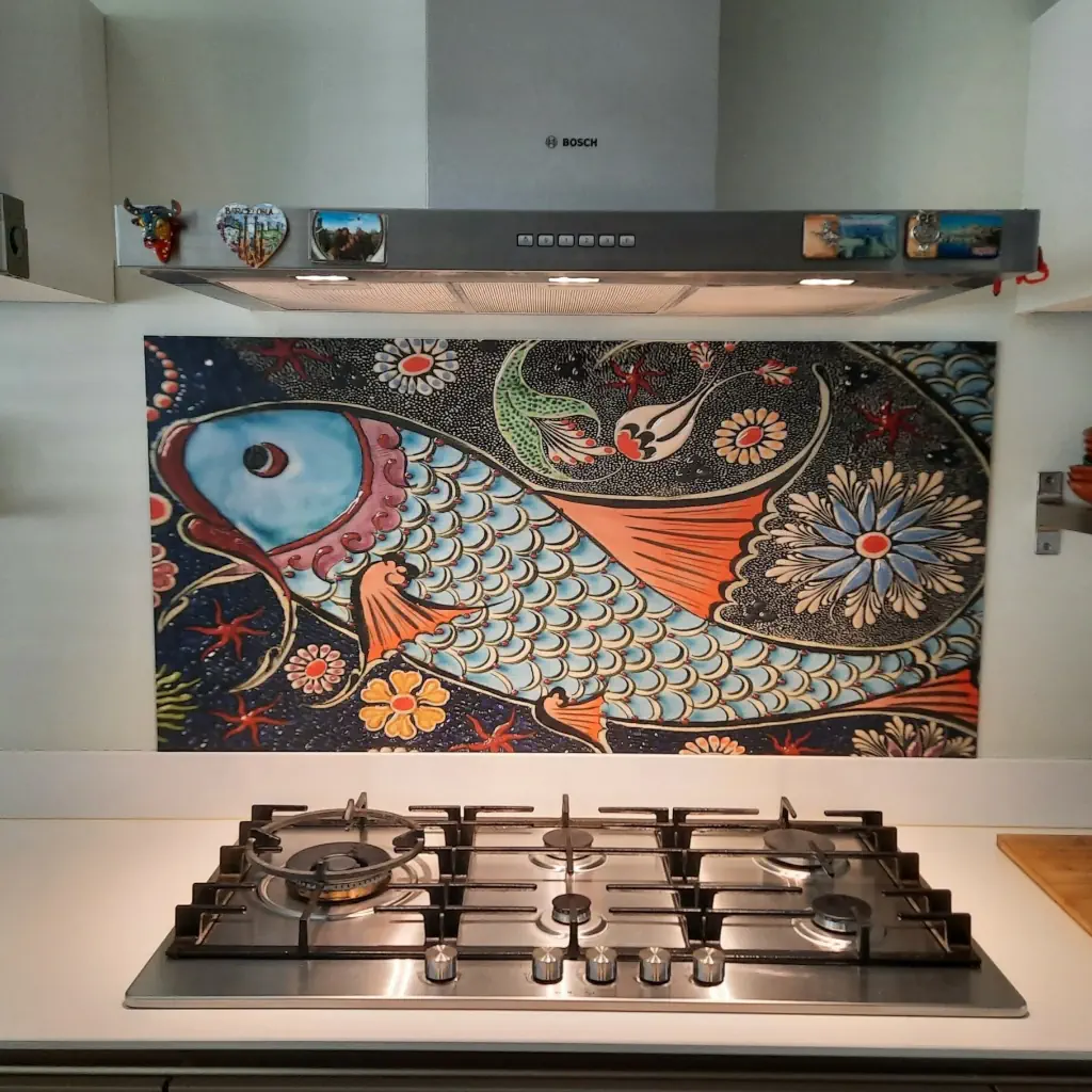 Kleurrijke backsplash met vis en knoflook