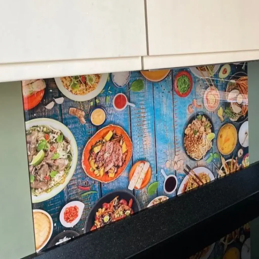 Kleurrijke keukenachterwand met heerlijke gerechten