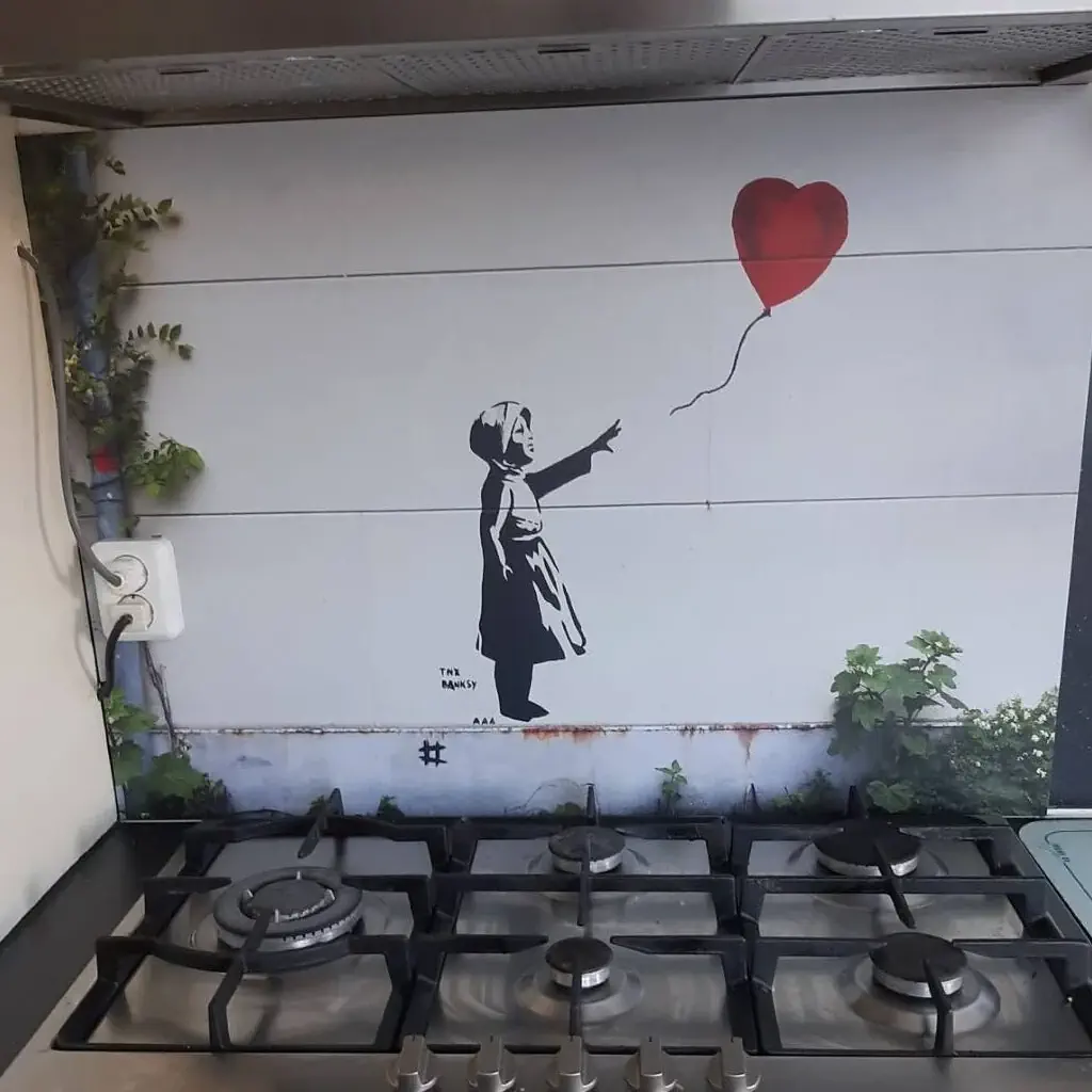 Review – spatscherm Banksy met uitsnede voor stopcontact Review – spatscherm Banksy met uitsnede voor stopcontact