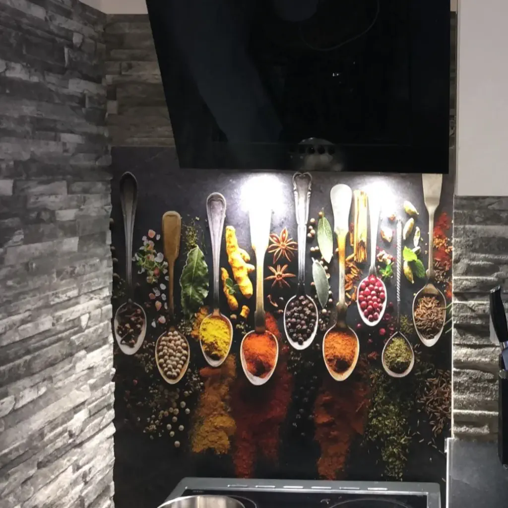 Spatplaat met lepels en kruiden