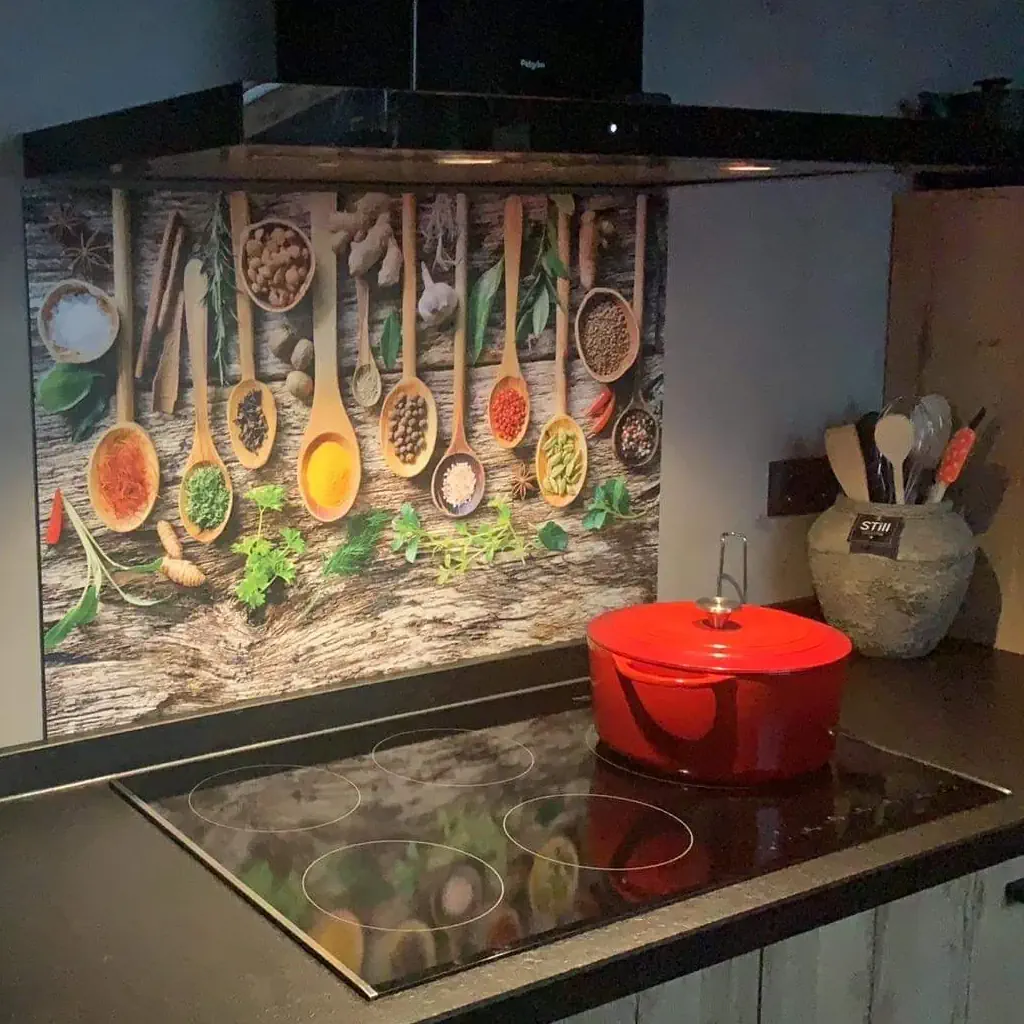 Spatwand met lepels en kruiden op hout