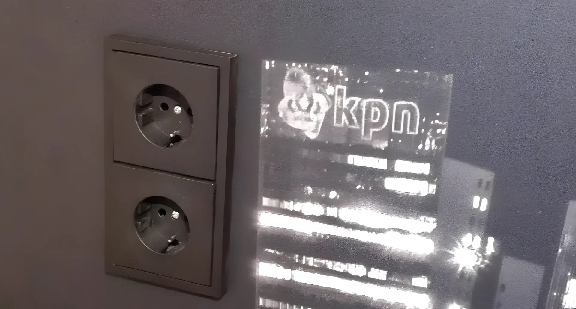 Uitsparingen voor stopcontacten in je keukenachterwand of spatscherm Uitsparingen voor stopcontacten in je keukenachterwand of spatscherm