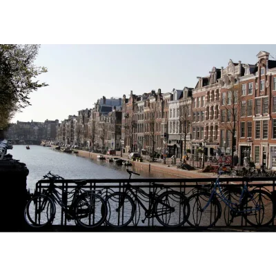 fietsen-bij-een-amsterdamse-gracht-van-sander-klein