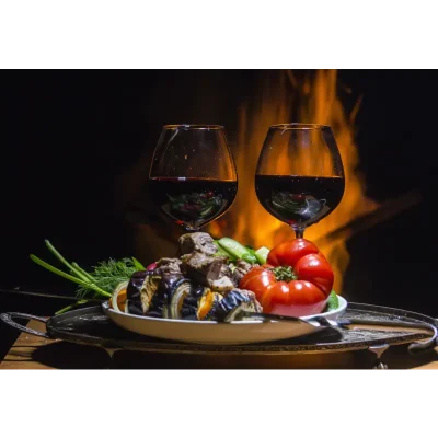 gerecht-met-twee-wijnglazen-en-een-open-haard