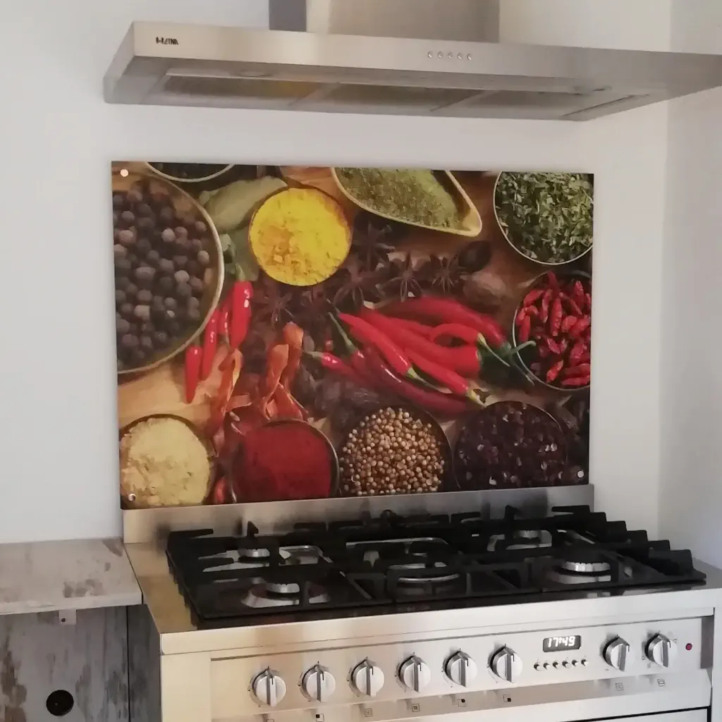 keuken achterwand met pepers en kruiden